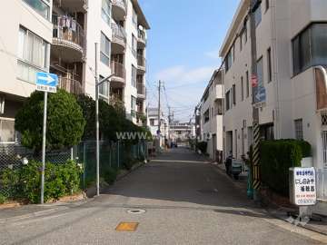 敷地南側の前面道路。周辺は区画の整った住宅地です。
