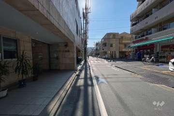 敷地西側の前面道路（南側から）