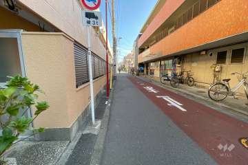 敷地南側の前面道路（東側から）