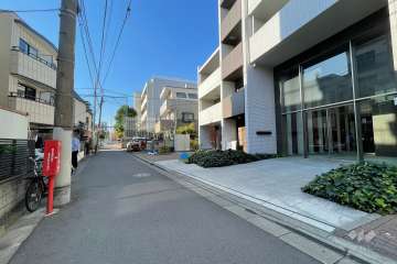 敷地南側の前面道路（東側から）