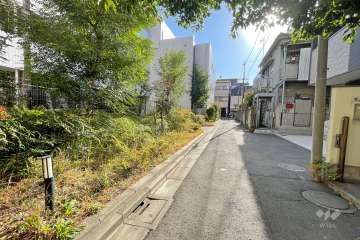 敷地西側の前面道路（北側から）