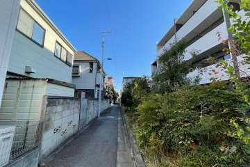 敷地西側の前面道路（南側から）