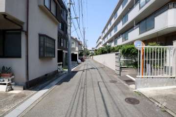 敷地西側の前面道路