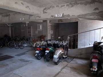 駐車場横のバイク置き場と駐輪場