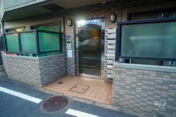 エントランスはオートロック付きです。