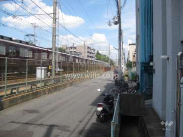 マンション北側には阪急神戸線が通っています