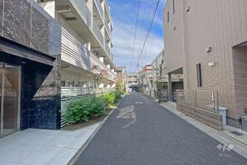 敷地東側の前面道路（南側から）