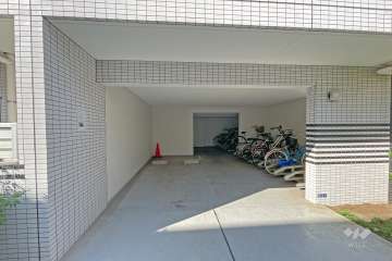 敷地内の駐車スペースと駐輪場