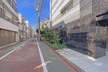 敷地南側の前面道路は出村通りです（東側から）。