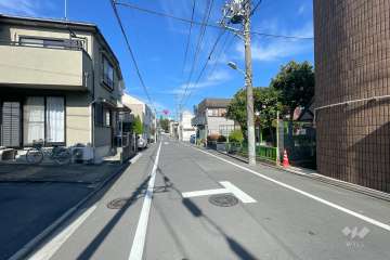 敷地西側の前面道路