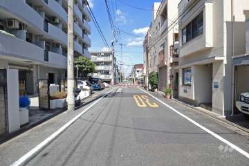 敷地の東側前面道路（南側から）