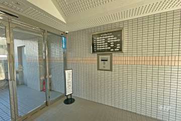 エントランスはオートロック付きです。