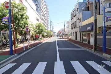 敷地東側の前面道路(北側から)
