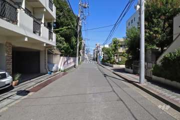 敷地北側の前面道路(西側から)