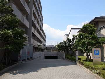 地下駐車場へのアプローチ（ロボットゲート付き）