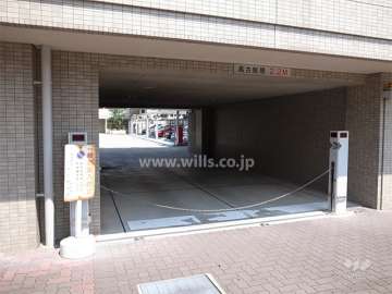 駐車場入り口（ロボットゲート付き）