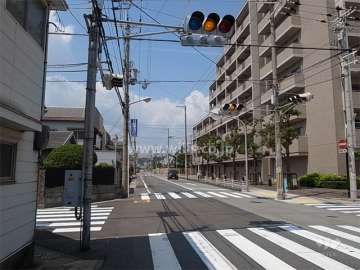 敷地の西側は二車線のバス通りに面しています。