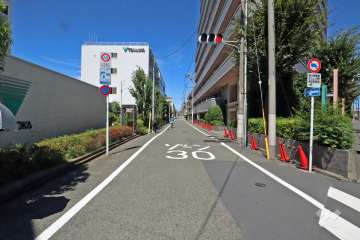 敷地西側の前面道路(南側から)