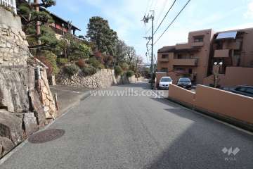 敷地北側の前面道路。ゆるやかな坂道になっています。