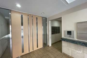 エントランスはオートロック付きです。