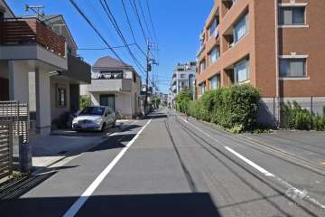 敷地西側の前面道路（南側から）