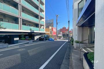 敷地南側の前面道路（西側から）