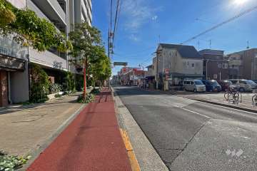 敷地西側の前面道路