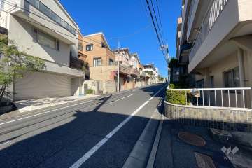 敷地西側の前面道路（南側から）
