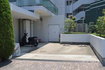 敷地内駐車場（屋外平面式）とバイク置場　