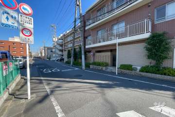 敷地の北側前面道路（西側から）