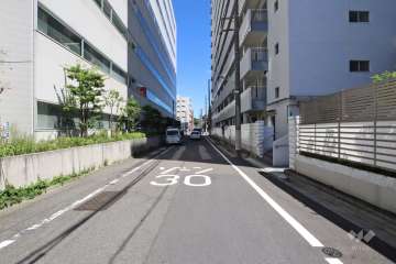 敷地北側の前面道路