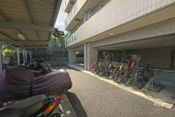 バイク置き場と駐輪場（屋根あり）
