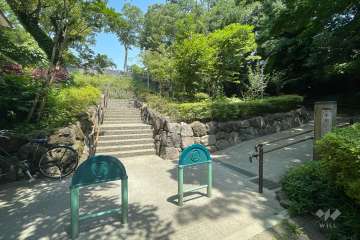 敷地西側は『千鳥いこい公園』に隣接しています。
