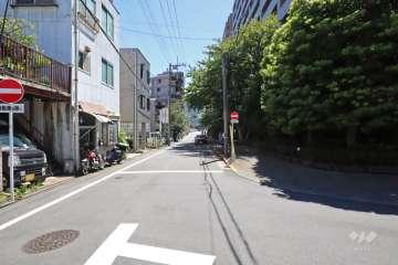 敷地東側の前面道路（北側から）