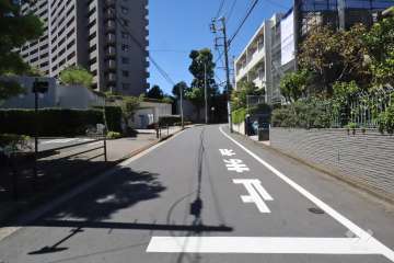 敷地北東側の前面道路　