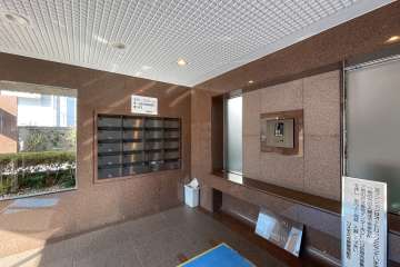 エントランスはオートロック付きです。