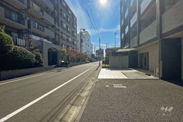 敷地東側の前面道路（北側から）