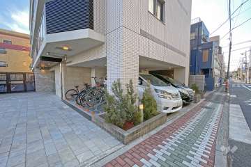 敷地内駐車場（屋外平面式）と駐輪場