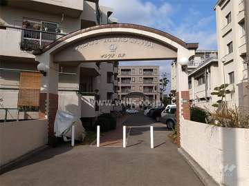 アーチの付いた敷地入口。敷地の南北両面に入口があります。