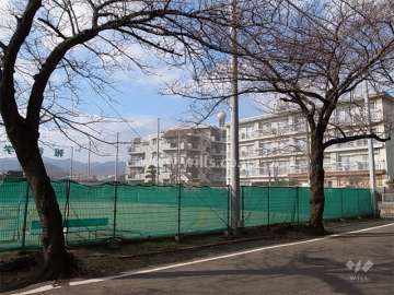 周辺はマンションが多く立ち並ぶ住宅地。敷地に南側には報徳学園のグラウンドがあります。