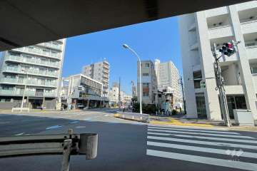 敷地北西側の前面道路（南西側から）
