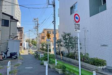 敷地北東側の前面道路（南西側から）