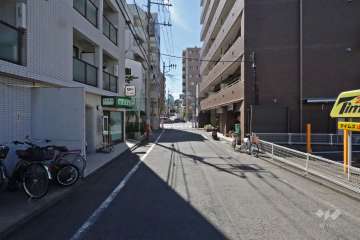 敷地北側の前面道路