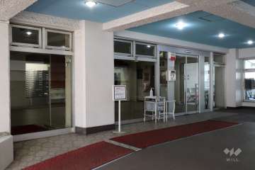 エントランスはオートロック付きです。