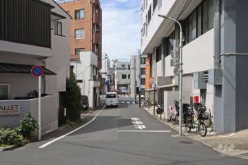 敷地南西側の前面道路（南東側から）