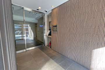 エントランスはオートロック付きです。