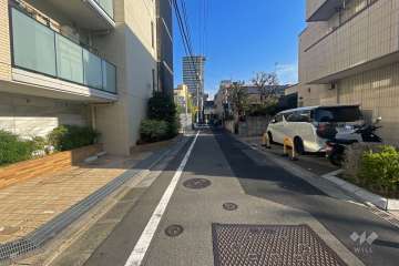 敷地南東側の前面道路（南西側から）