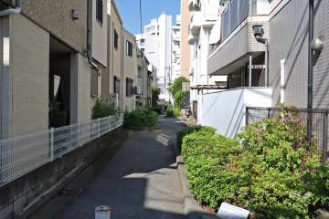 敷地南側の前面道路