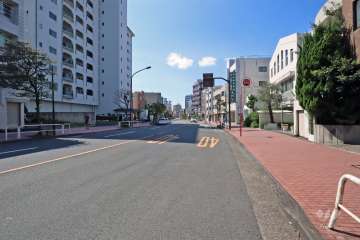 敷地北側の前面道路はジャーマン通りです(東側から)。