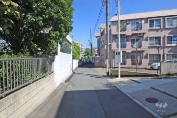 敷地北側の前面道路(西側から)